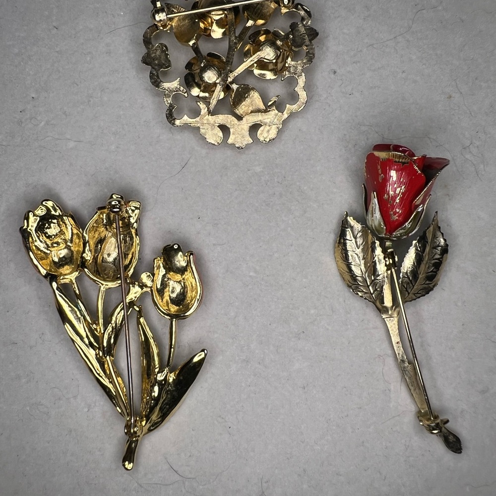 Lot of three vintage flower brooches, gold & enamel, great for Valentine’s Day! - Picture 10 of 17